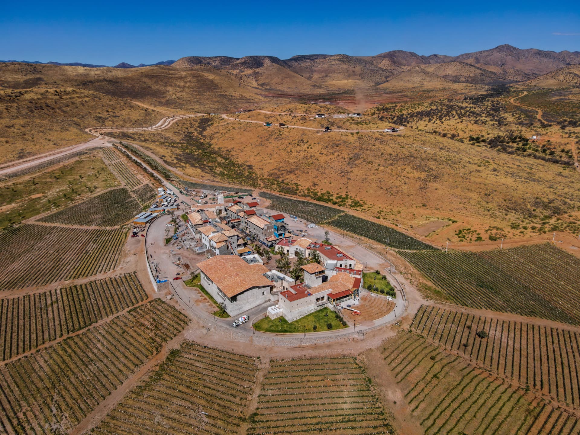 Vista aérea del pueblo de Valle de los Encinos rodeado de viñedo