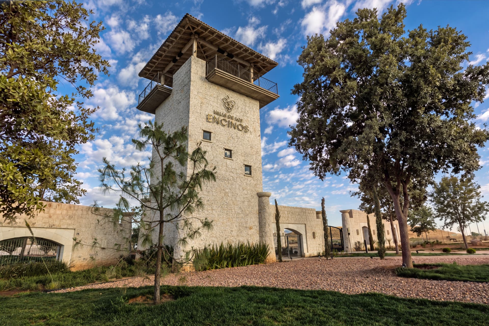 Torre de acceso de cantera de Valle de los Encinos entre encinos